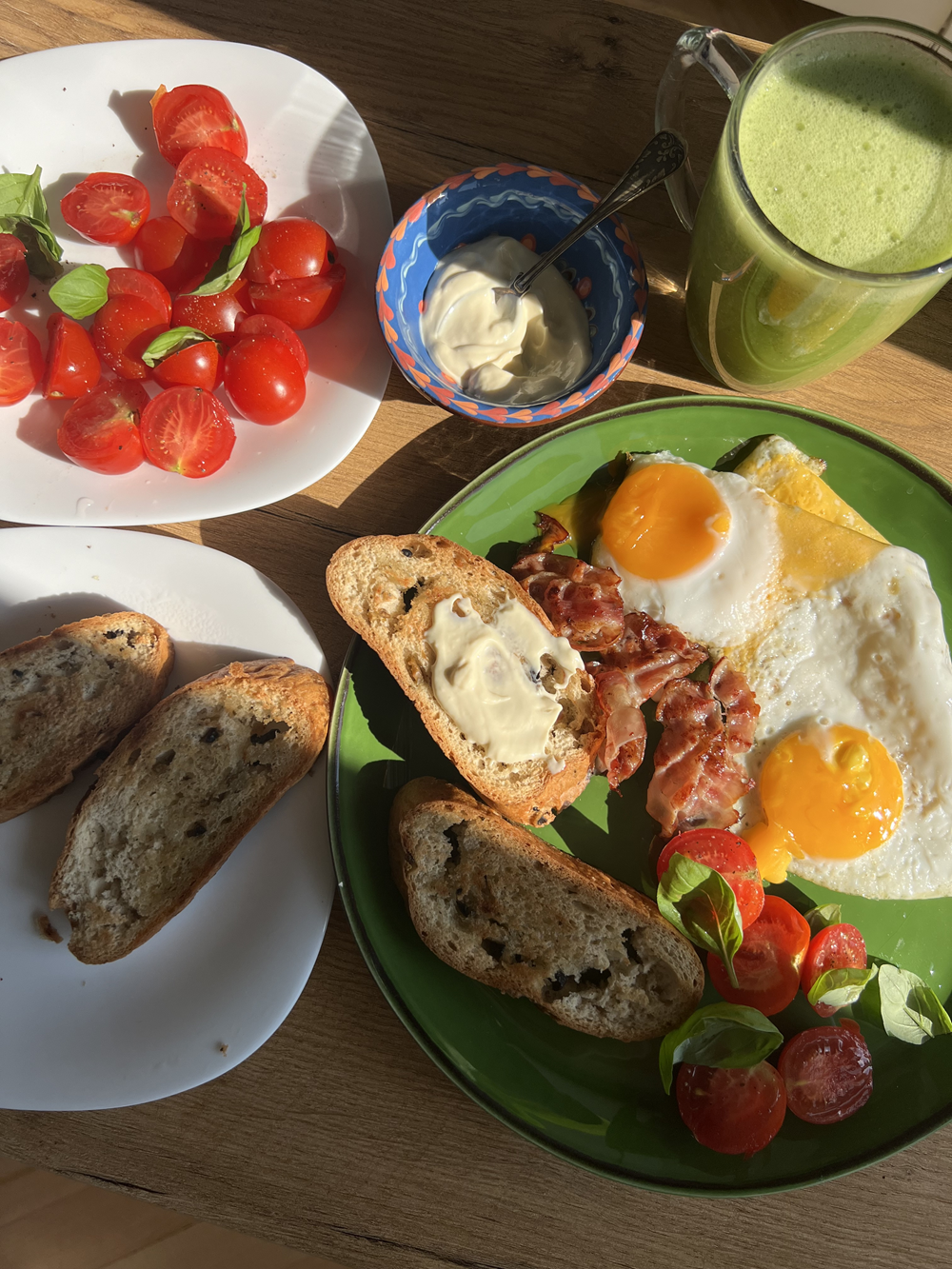 Bezglutenowe śniadanie - jajka, boczek, bezglutenowy chlebek na oliwie