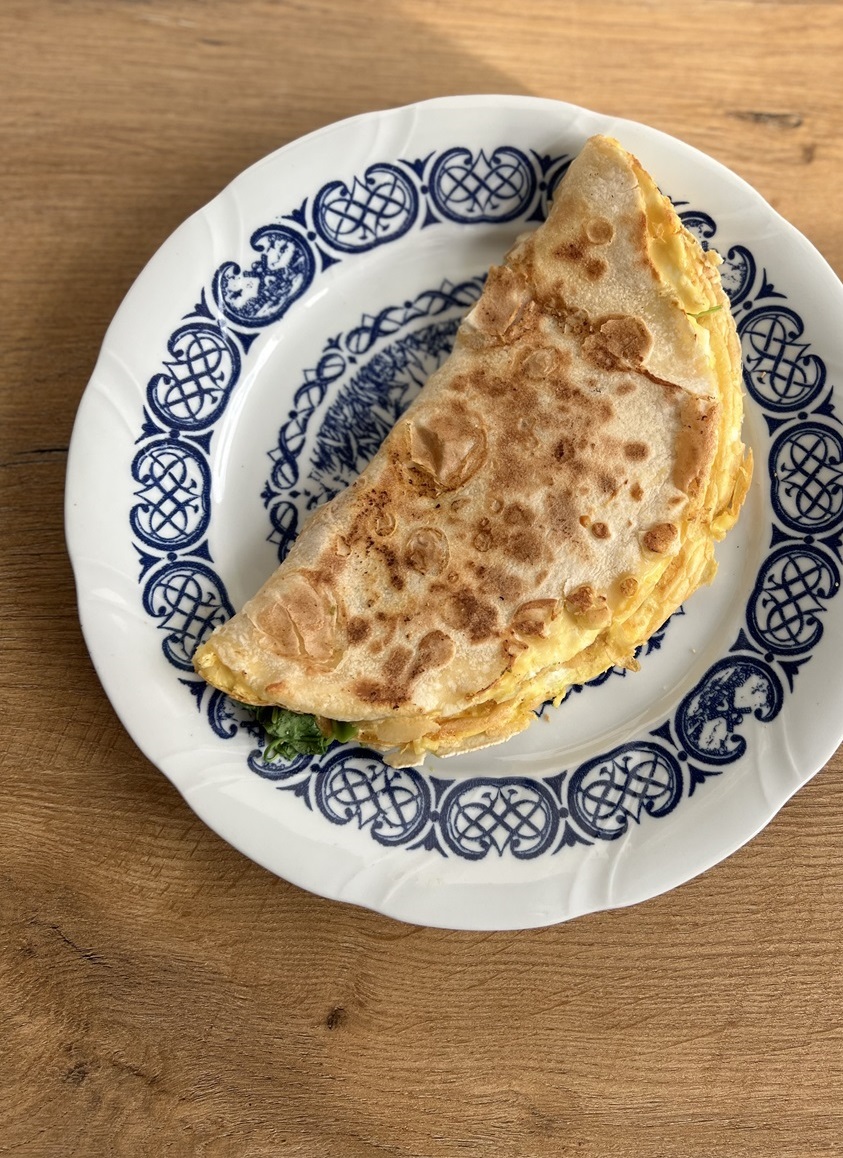 Bezglutenowa tortilla z jajkiem, pomidorem, awokado i aromatyczną rukolą