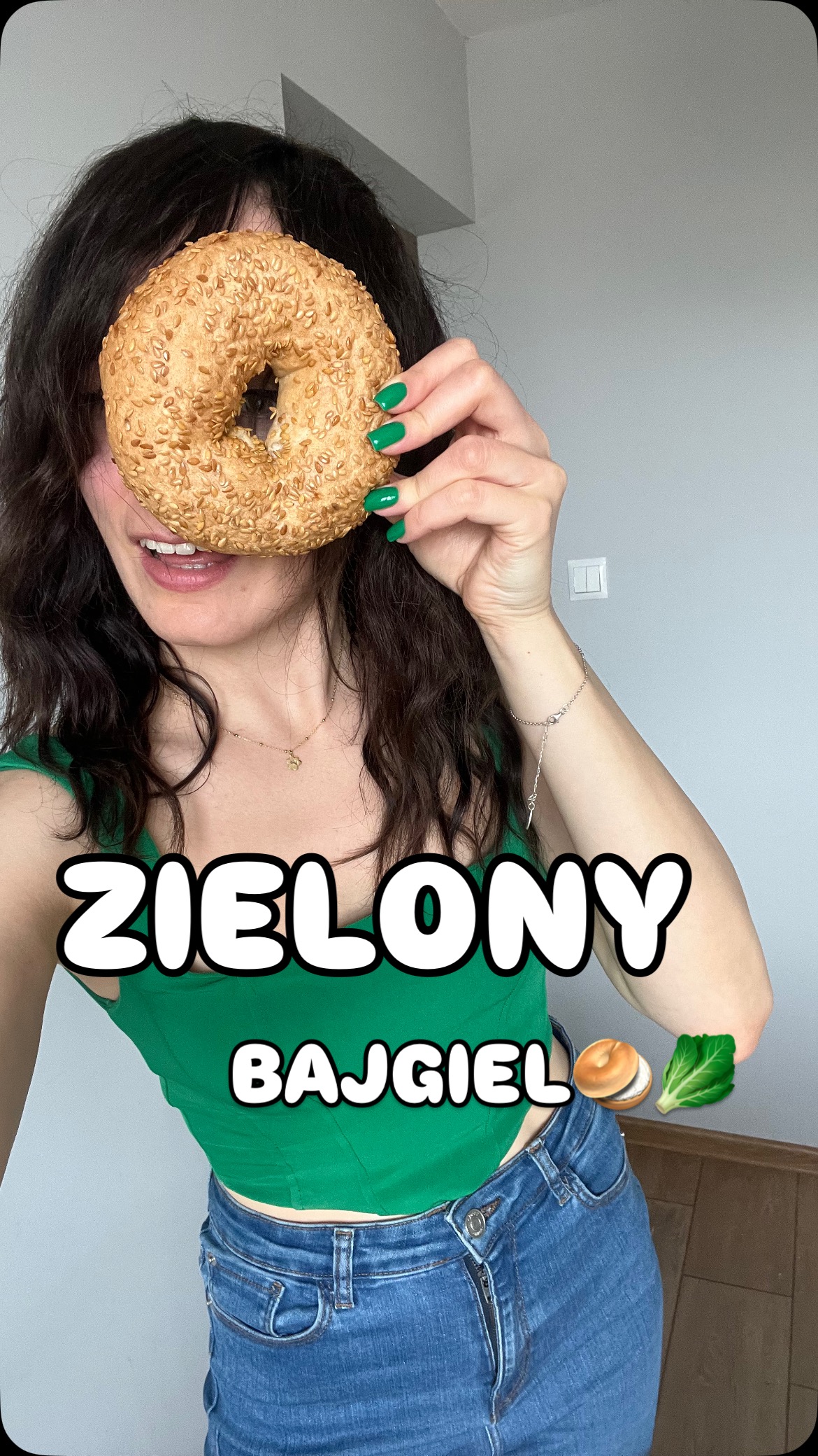 Zielony, wiosenny bajgel ze szparagami