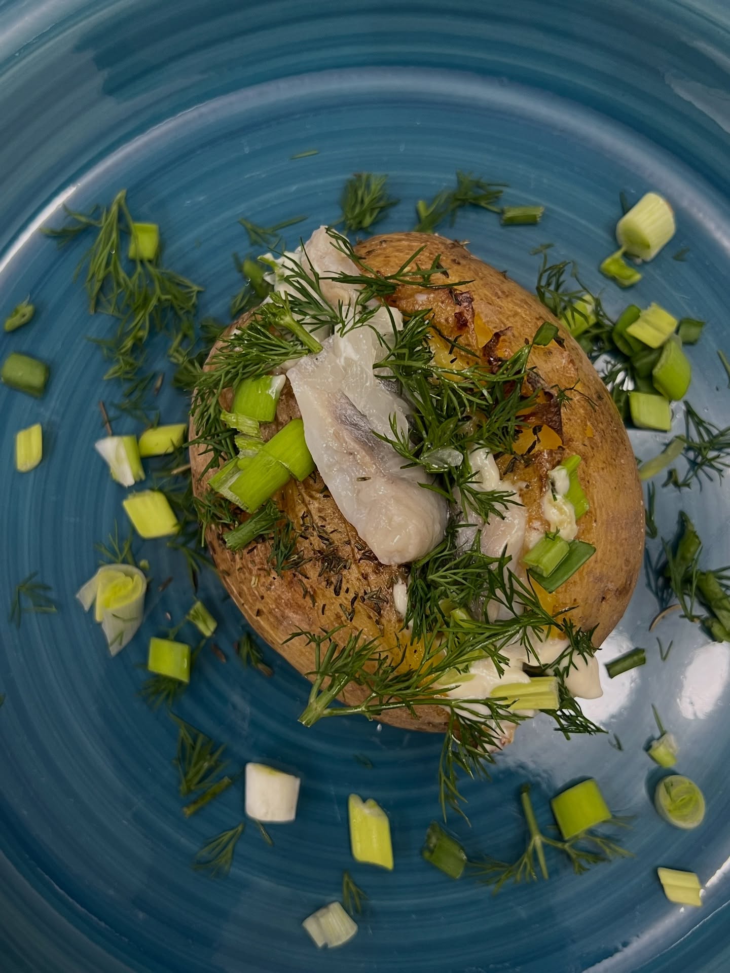 Pieczony ziemniak ze śledziem z majonezem, szczypiorkiem, koperkiem 🥔🌱