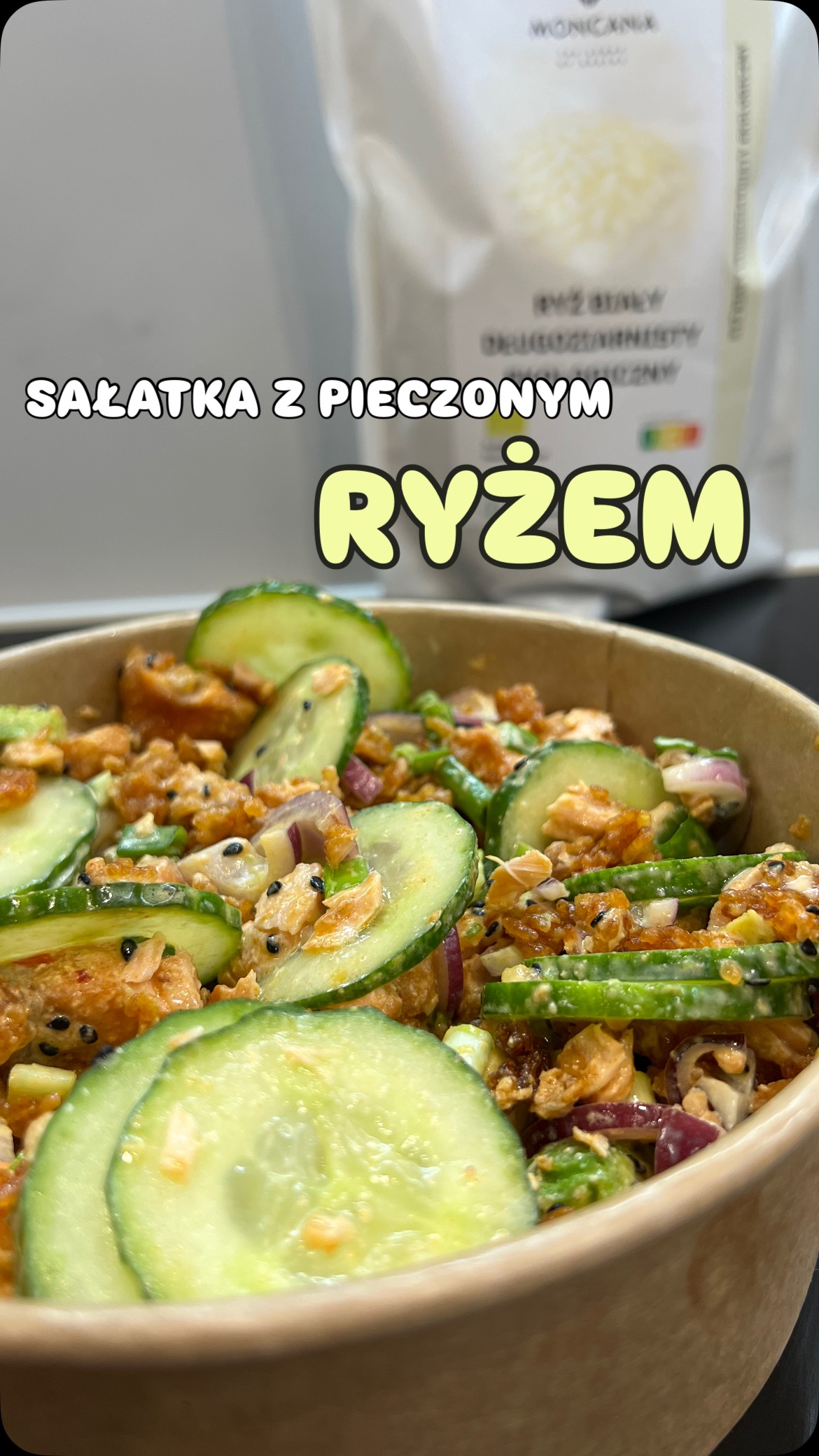 Sałatka z pieczonym ryżem, ogórkiem, awokado, czerwoną cebulą, szczypiorkiem i sosem